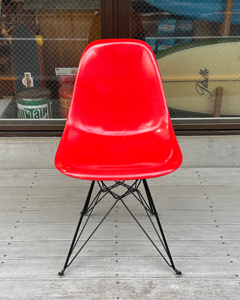 『希少』Vintage Herman Miller, "Eames Side Shell Chair" (red) w / Eiffel Base