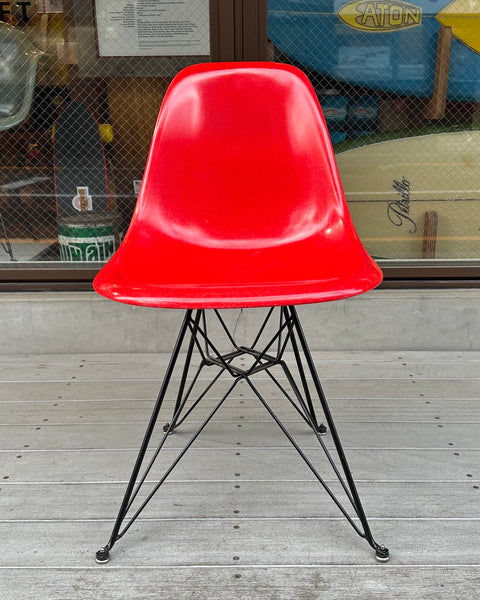 『希少』Vintage Herman Miller, "Eames Side Shell Chair" (red) w / Eiffel Base