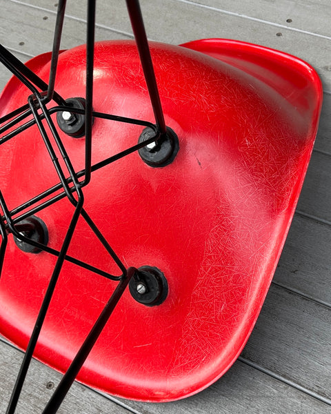 『希少』Vintage Herman Miller, "Eames Side Shell Chair" (red) w / Eiffel Base