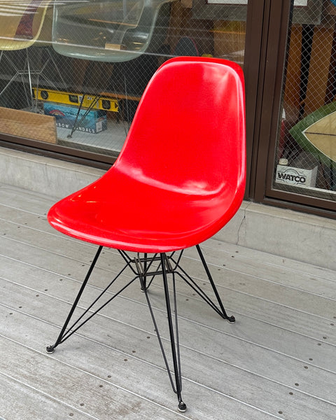 『希少』Vintage Herman Miller, "Eames Side Shell Chair" (red) w / Eiffel Base