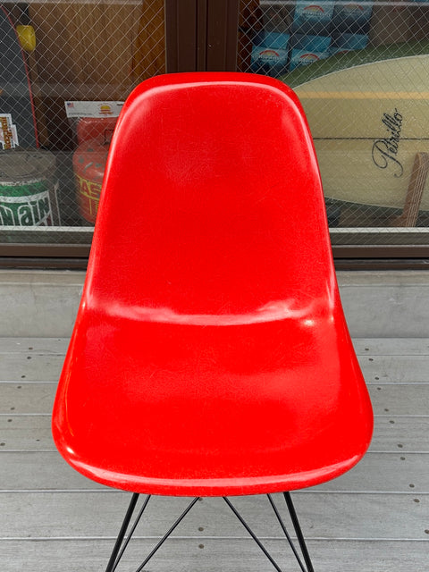 『希少』Vintage Herman Miller, "Eames Side Shell Chair" (red) w / Eiffel Base