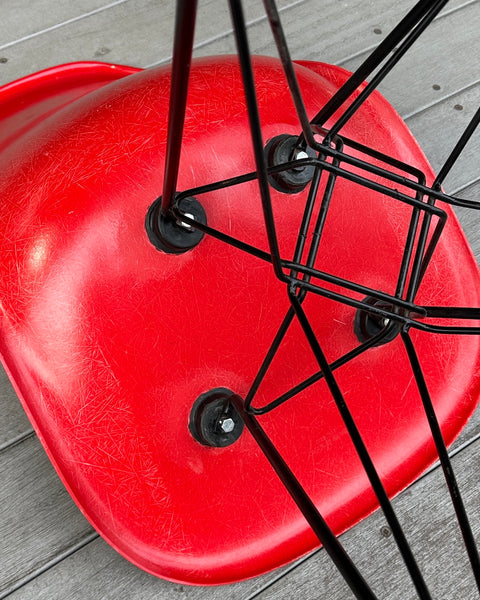 『希少』Vintage Herman Miller, "Eames Side Shell Chair" (red) w / Eiffel Base